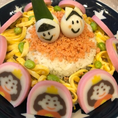 ちらし寿司が苦手な家族なので、娘の大好きなふりかけご飯で作りました！
リボンのピックもなかったのでチーズでw
簡単に美味しくできました！